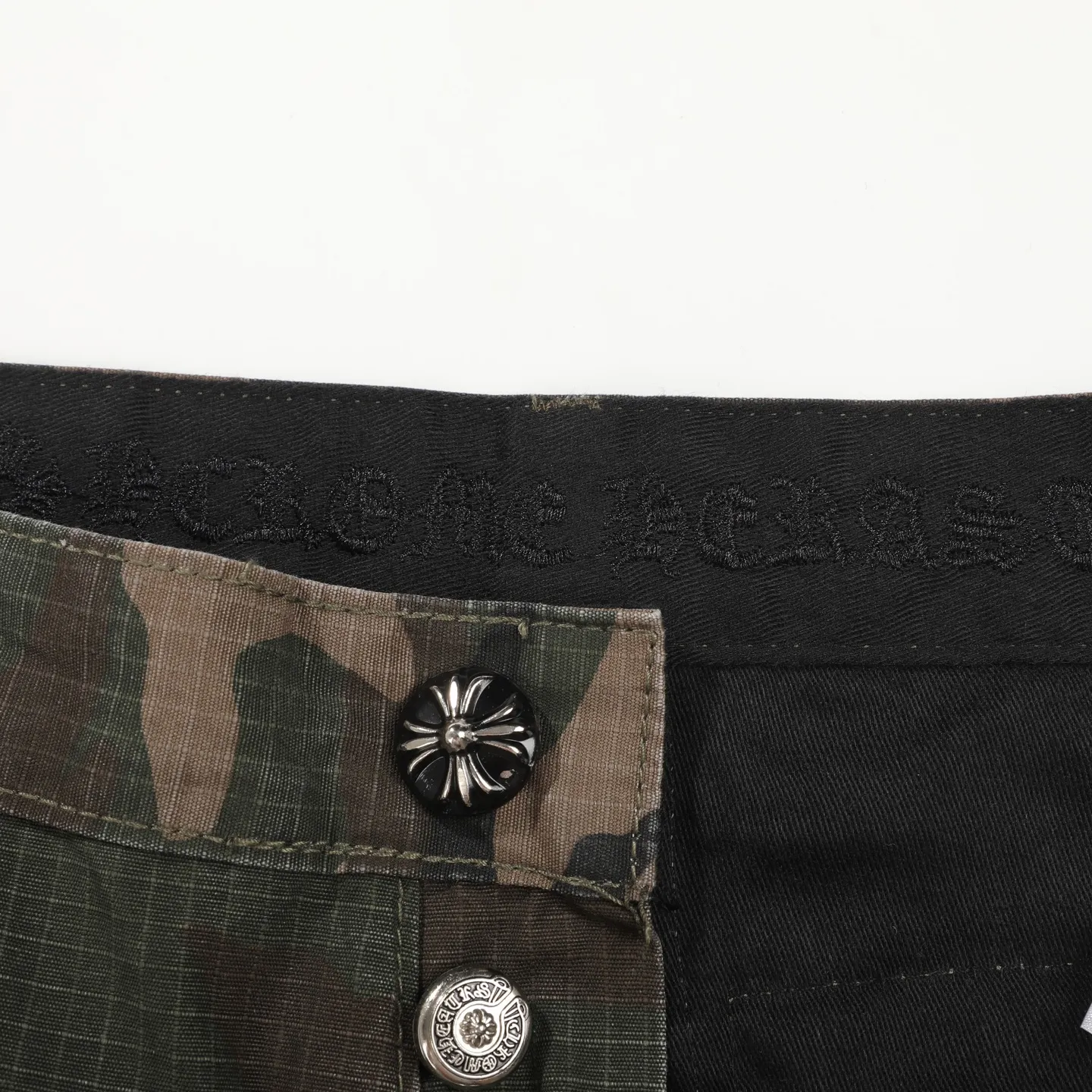 P280 Chrome HeartsCH camouflage logging pants straight-leg Sanskrit unisex overalls, W-level cabinet, patchwork cross pattern embellishment, high-waisted washed jeans! ! Absolutely high-end luxury products, 1.9W-level god-level single products, super popular products, built with top heavy industry, a magic weapon that cannot be missed. About Zangyin, this is an extremely luxurious fashion brand, which can also be called the aristocrats of the high street. It has always been an exclusive brand for some hipsters or the rich second generation. Compared with ordinary high streets, it is more luxurious and noble. Compared with luxury brands, it has a more fashionable personality and has always been a brand that I have a special liking for. Imported yarn is custom-woven into a high-density twill canvas, which ensures a crisp silhouette while also making the fabric very delicate to the touch. It follows the B01 classic silhouette, with a crisp and stylish upper body. The ready-made garments are stone-milled and fermented, so they can be matched with any style. Buttons and zippers are made of authentic YKK retro metal products. Double-layer canvas on the front knees has perfect details. All hardware is customized. Color: Camouflage Size: 28/30/32/34/36 Waist: 74/79/84/89/94 Sitting: 104/109/114/119 Pants length: 101/102/104/106/108